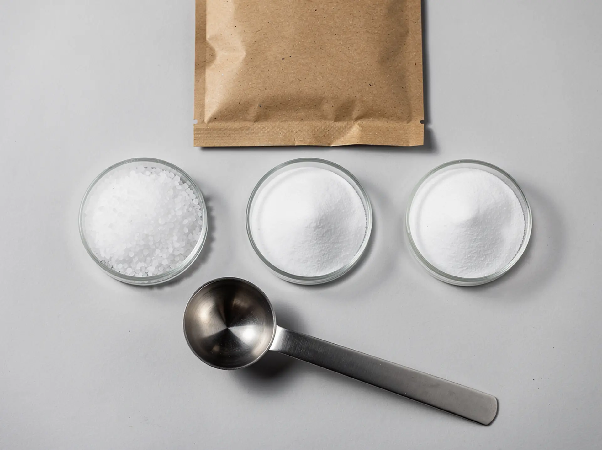 Zinc granulate and zinc powders in glass petri dishes